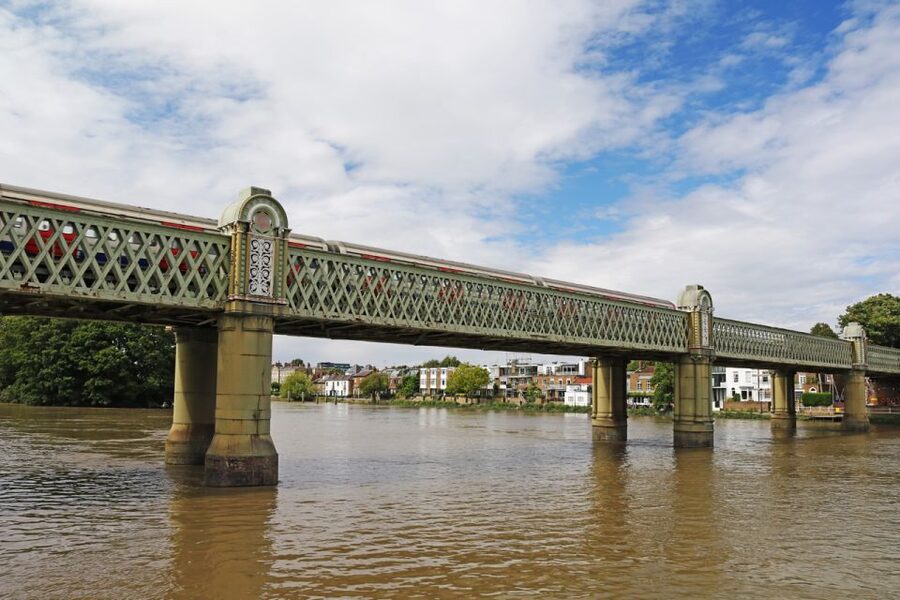 London: Westminster to Kew River Thames Cruise - What the crew adds to the experience