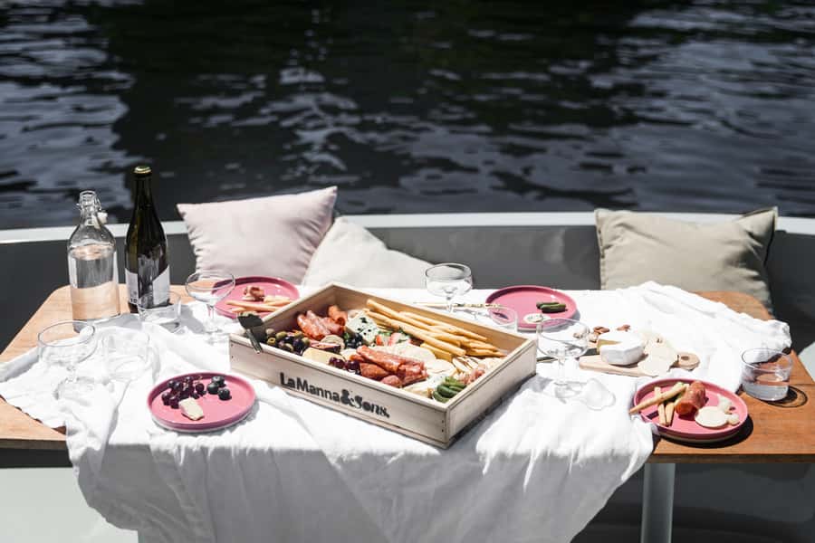 Melbourne: Electric Picnic Boat Rental on the Yarra River - Making the most of the picnic table