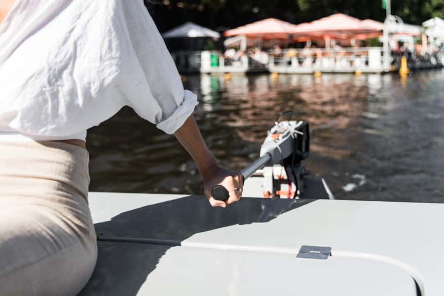 Melbourne: Electric Picnic Boat Rental on the Yarra River - Who will enjoy this most
