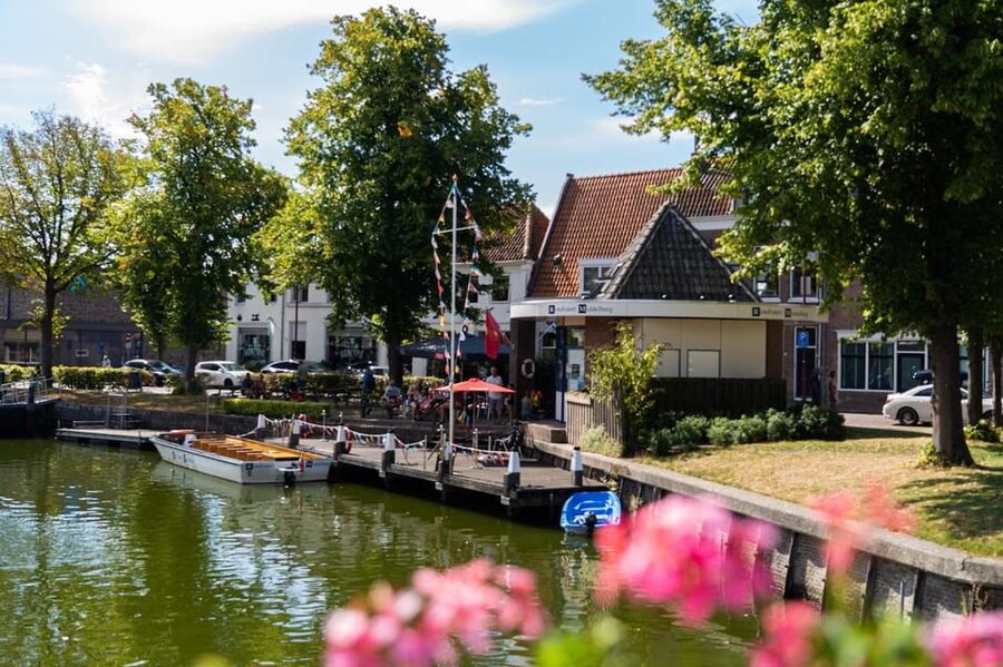 Middelburg: City Canal Cruise - The VOC building and the city’s trading past
