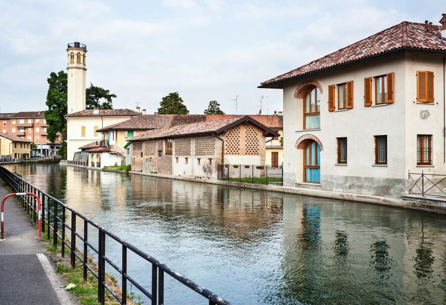 Milan: Navigli District Canal Boat Tour with Aperitivo - Leaving Alzaia Naviglio Grande 4