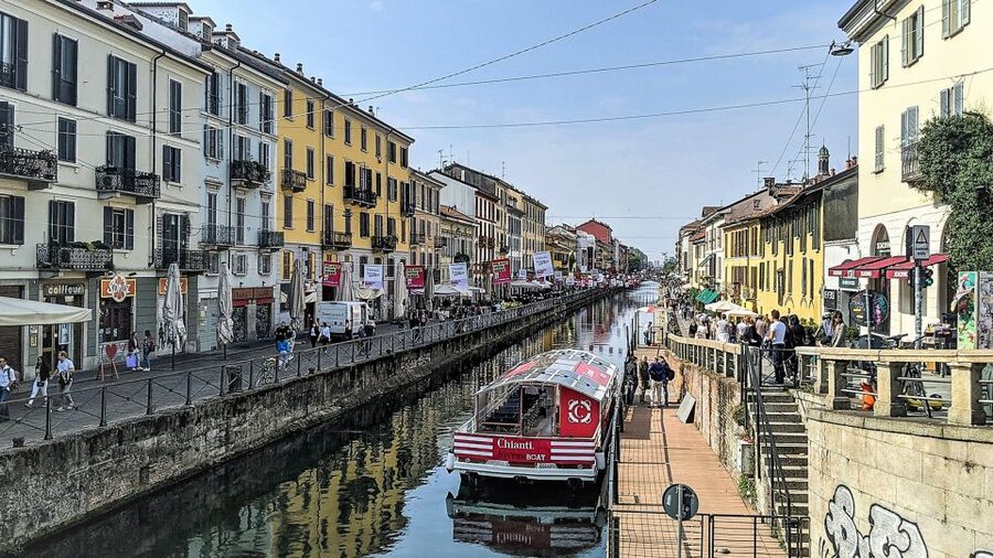 Milan: Navigli District Canal Boat Tour with Aperitivo - Who should book this experience?
