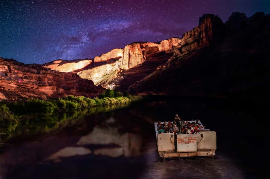 Moab: Colorado River Dinner Cruise with Music and Light Show - A gentle Colorado River evening near Moab