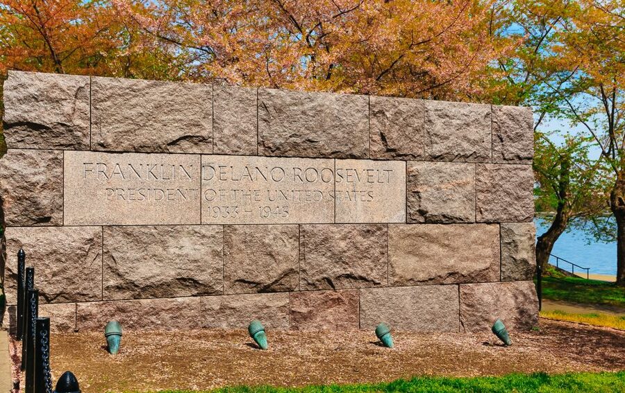 National Mall Tour with 10+ Stops, Boat Cruise, Entry Tickets - Georgetown lunch and the seasonal Potomac cruise