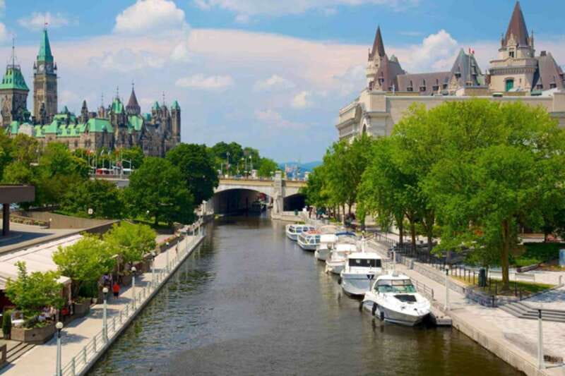 Ottawa: Rideau Canal Cruise - Why the Rideau Canal works so well from the water