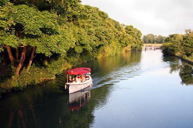 Oxford Sightseeing River Cruise Along The University Regatta Course - The guides make the short trip work