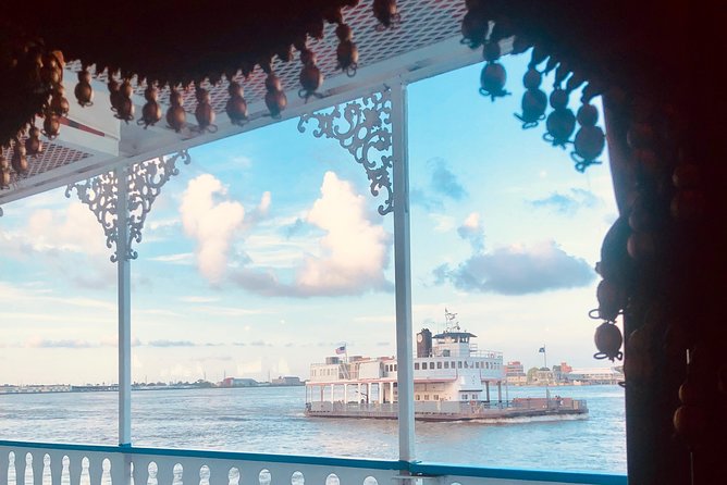Paddlewheeler Creole Queen Historic Mississippi River Cruise - The river ride past New Orleans