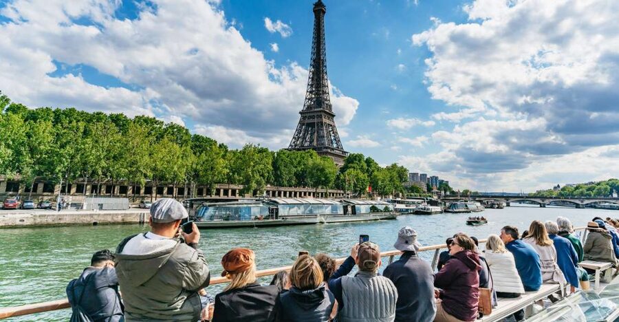 Paris: 1-Hour Seine Cruise departing from the Eiffel Tower - Hôtel de Ville and the Louvre in one continuous view