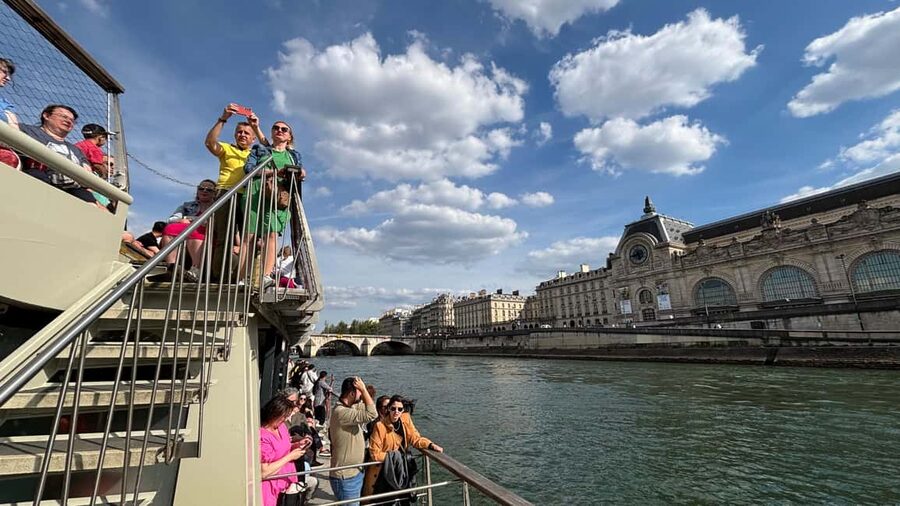 Paris: 1-Hour Seine Cruise departing from the Eiffel Tower - Concorde, Grand Palais, and the return to the Eiffel Tower