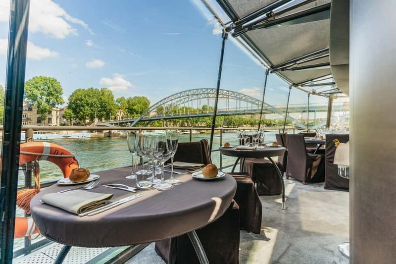 Paris: 2-Hour River Seine Lunch Cruise with 3-course-menu - A Paris lunch with the Eiffel Tower as your starting point