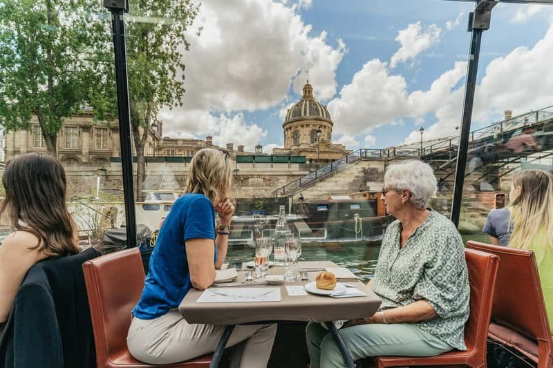Paris: 2-Hour River Seine Lunch Cruise with 3-course-menu - Choosing a seat for views and photographs