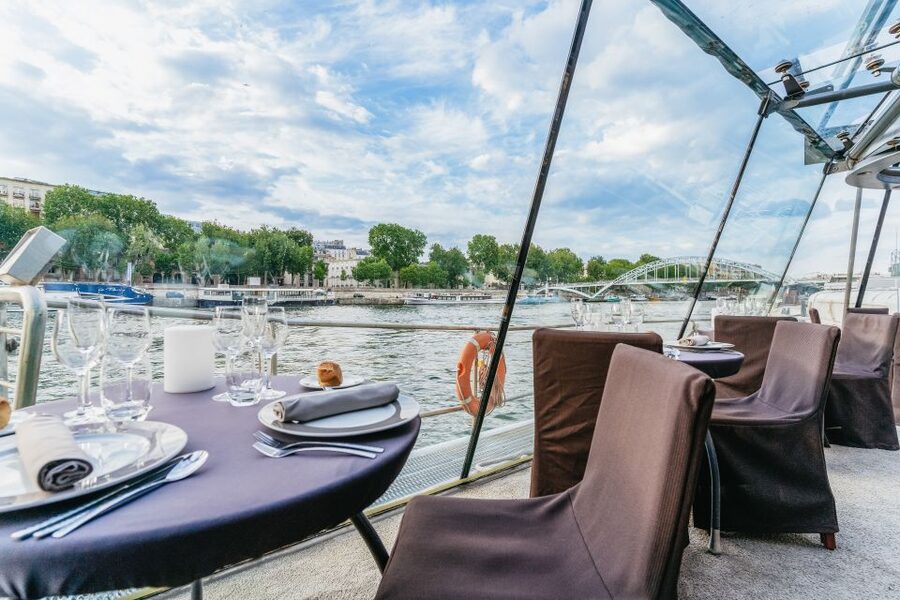 Paris: 3-Course-Dinner Cruise on the Seine with live music - The meal: good dining, with realistic expectations