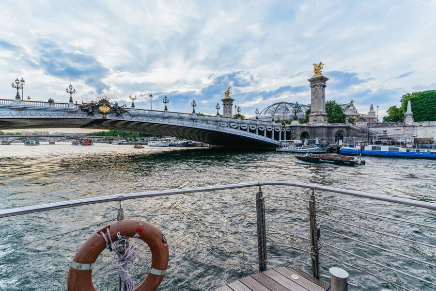 Paris: 3-Course-Dinner Cruise on the Seine with live music - Live music without losing the view