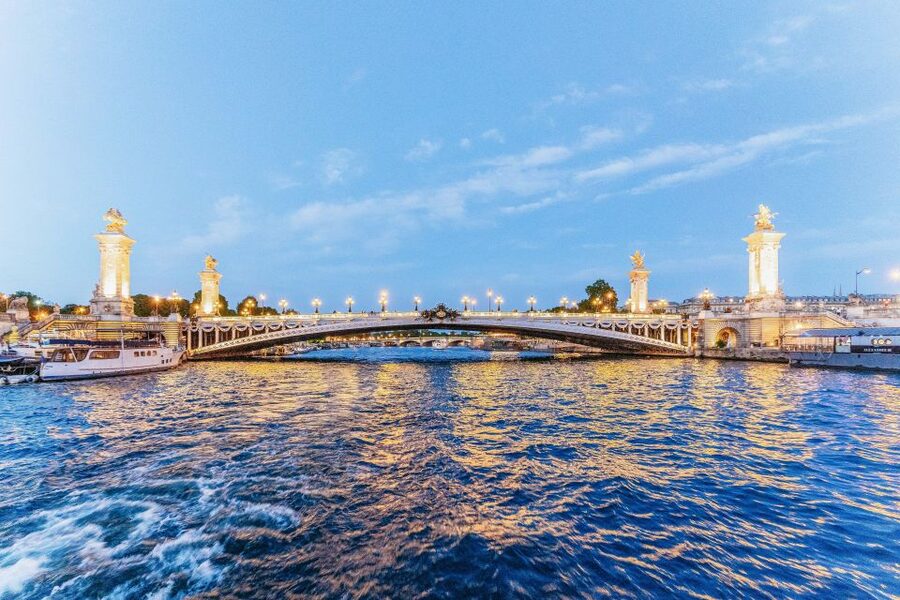 Paris: 3-Course-Dinner Cruise on the Seine with live music - Pont des Arts, the Louvre, and Place de la Concorde