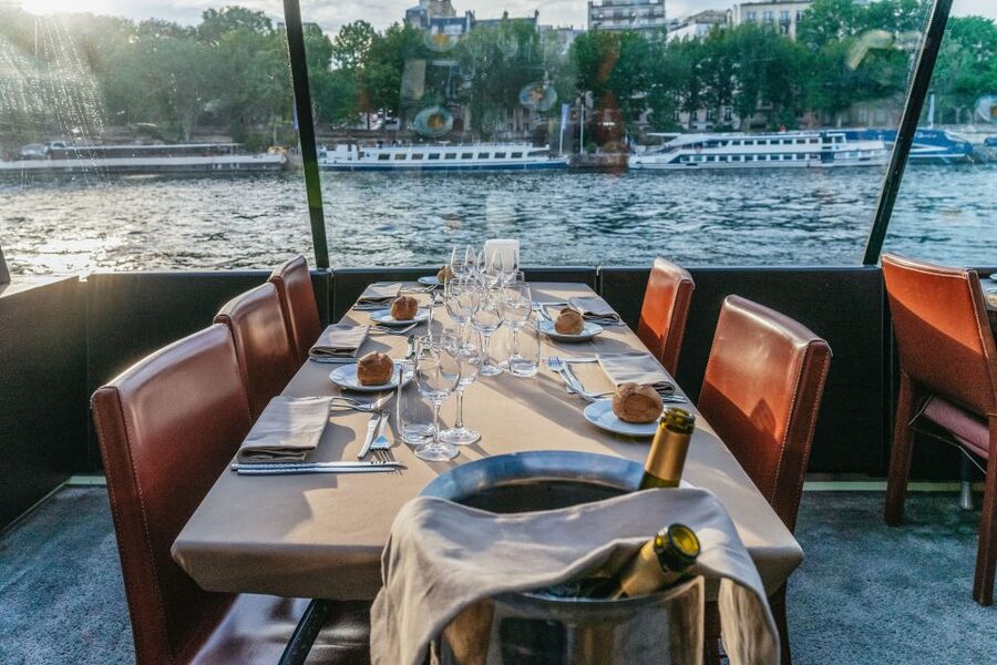 Paris: 3-Course-Dinner Cruise on the Seine with live music - The Statue of Liberty and the return to the Eiffel Tower