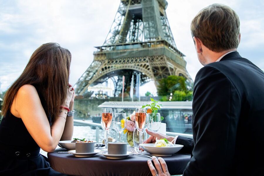 Paris: 3-Course-Dinner Cruise with Wine on the Seine River - Three courses with wine and coffee