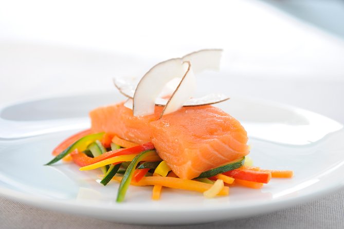 Paris 3-Course Gourmet Dinner and Sightseeing Seine River Cruise - Catching the Eiffel Tower sparkle