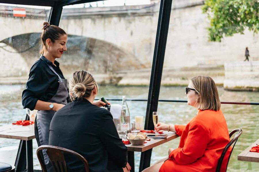 Paris : 3-Course Gourmet Dinner Cruise on Seine River - The atmosphere, music, and service