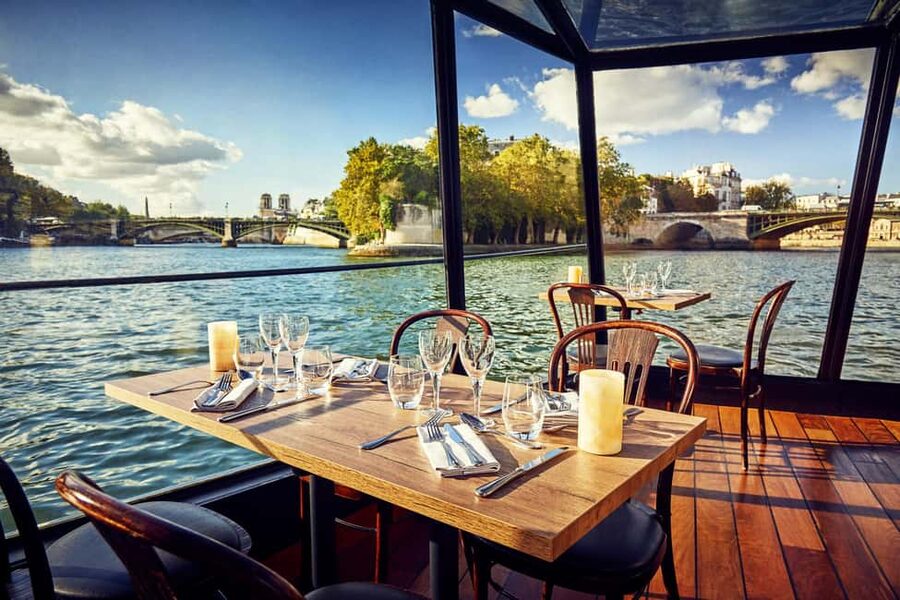 Paris: 3-Course Lunch Cruise on the River Seine - A Paris sightseeing meal that moves at river speed