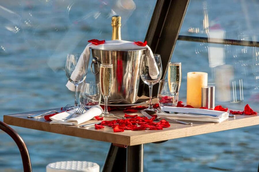 Paris: 3-Course Lunch Cruise on the River Seine - Chocolate dessert with Eiffel Tower views