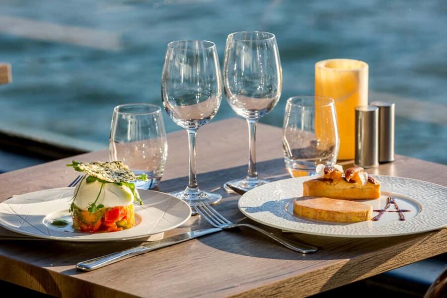 Paris: 3-Course Lunch Cruise on the River Seine - The sights from Musée d’Orsay to the Eiffel Tower