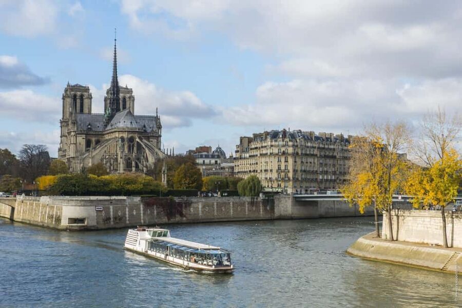 Paris: 3-Course Lunch Cruise on the River Seine - Notre Dame and the historic center