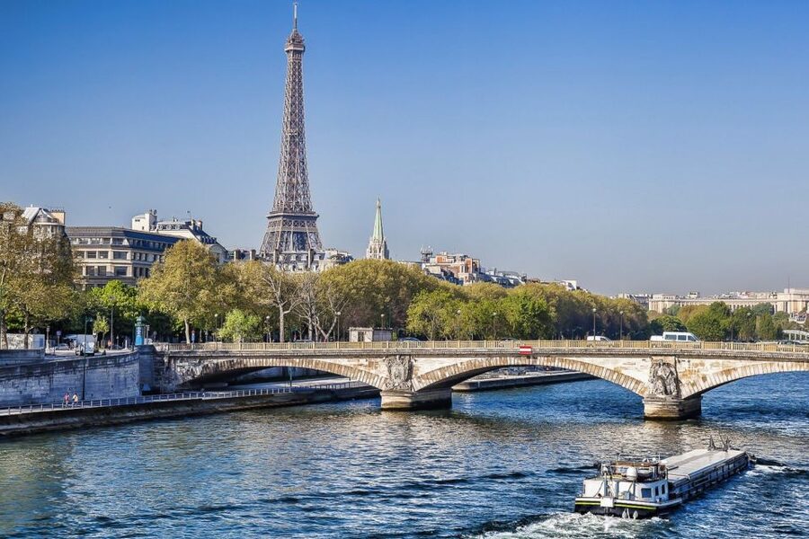 Paris: 3-Course Lunch Cruise on the River Seine - What the atmosphere feels like