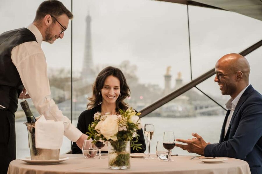 Paris: 4-Course Dinner Cruise on Seine River with Live Music - A Paris dinner with the city moving past your window