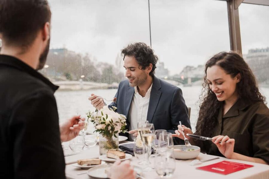 Paris: 4-Course Dinner Cruise on Seine River with Live Music - Getting there and dressing for the boat