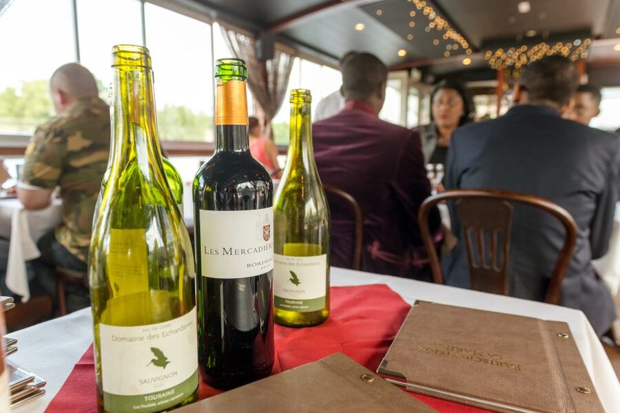 Paris: Early Evening Dinner Cruise on the River Seine - Atmosphere, service, and entertainment