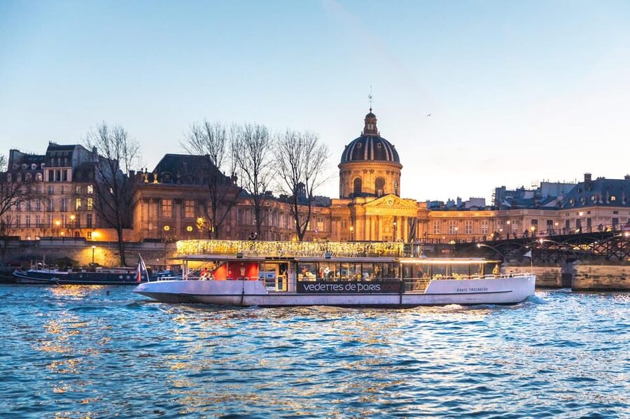 Paris: Evening River Cruise with Music - Music, drinks, and the onboard atmosphere