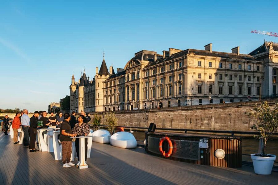 Paris: Gourmet Dinner Cruise on Seine River with Live Music - Bridges, monuments, and the central Paris stretch