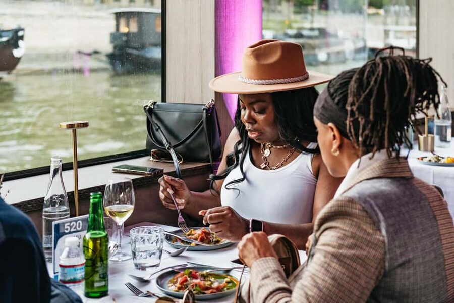 Paris: Gourmet Dinner Cruise on Seine River with Live Music - Pont des Arts, Pont Neuf, and Notre-Dame