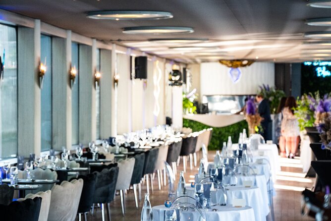 Paris Gourmet Dinner Seine River Cruise with Singer and DJ Set - A Paris evening that moves with the Seine