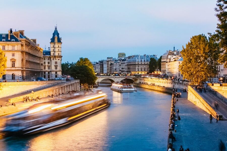 Paris: Illuminated Evening River Cruise & Waffle Tasting - Choosing the right deck for your evening