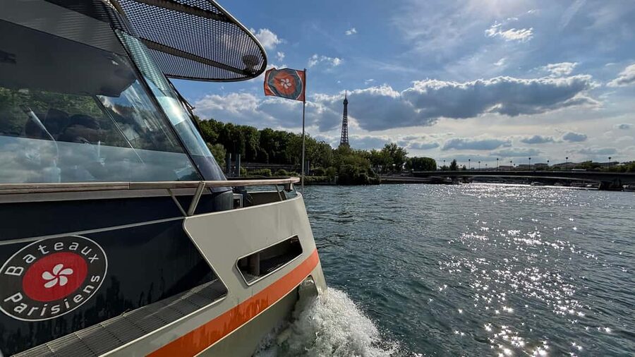 Paris: Illuminations River Cruise with Audio Commentary - Place de la Concorde, Grand Palais, and the Eiffel Tower return