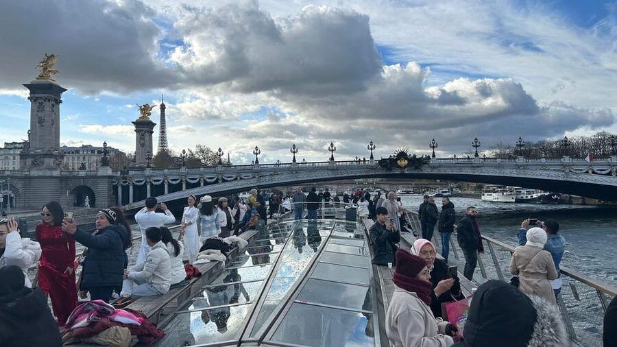 Paris: Illuminations River Cruise with Audio Commentary - Daylight, sunset, or full darkness?