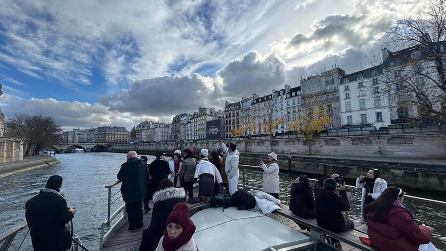 Paris: Illuminations River Cruise with Audio Commentary - Choosing your seat before the boat leaves