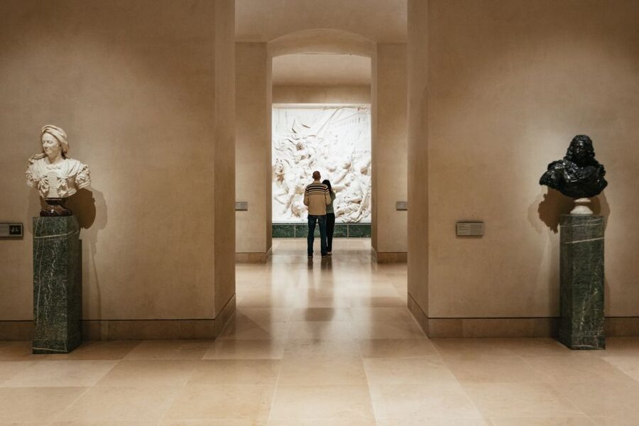 Paris: Louvre Museum Entry Ticket With Host and River Cruise - Small details that can make a big difference