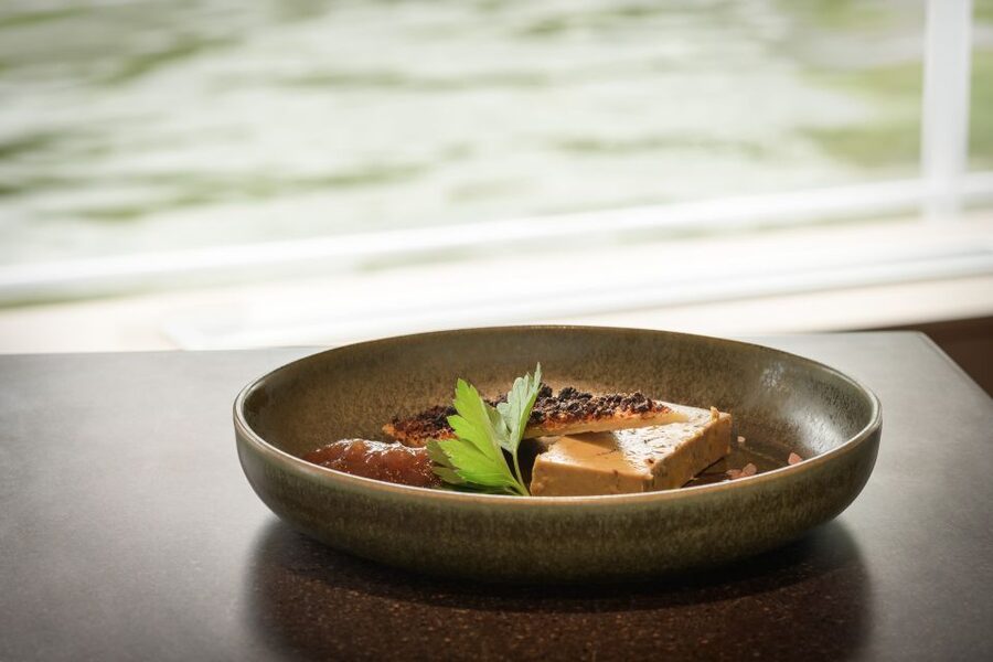 Paris: Romantic Cruise with 3-course Dinner on Seine River - Service, music, and the romantic mood