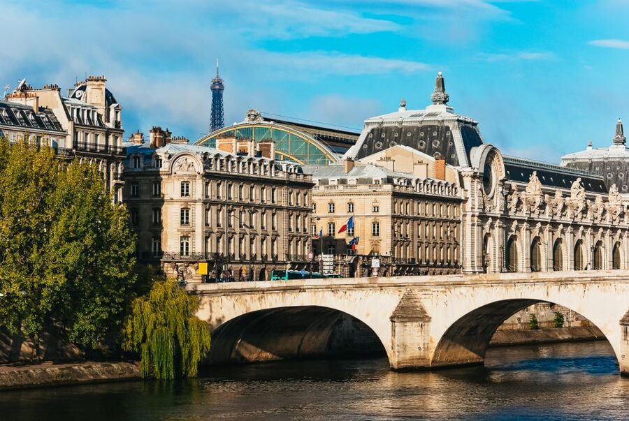 Paris: Romantic Cruise with 3-course Dinner on Seine River - The glass-enclosed dining room and terrace