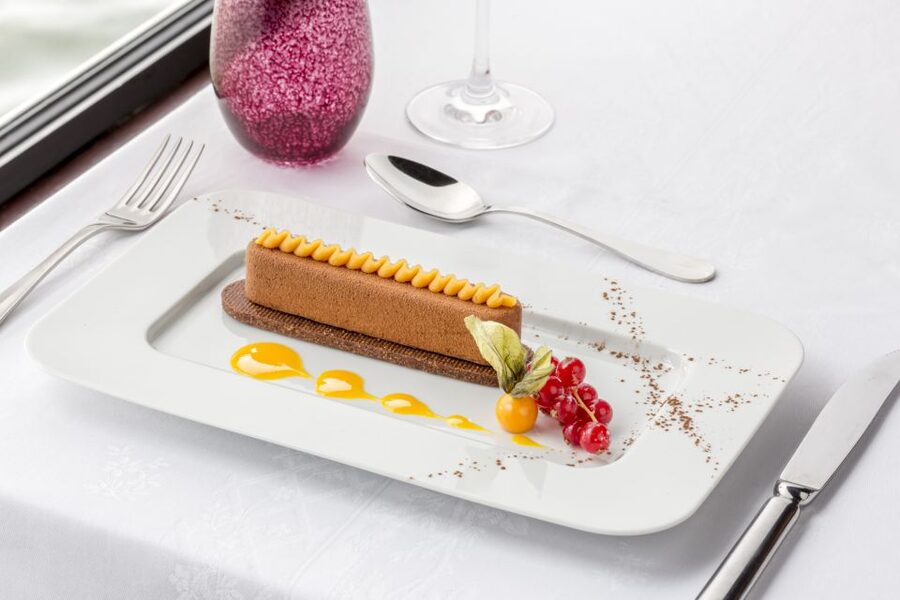 Paris: Seine River Cruise with 3-Course Dinner & Live Music - At a glance: what makes this cruise special