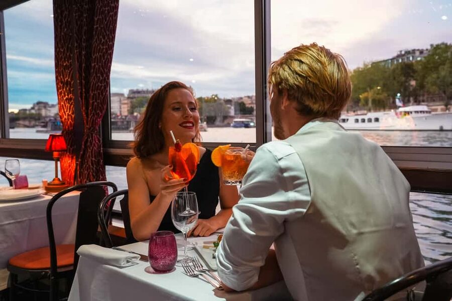 Paris: Seine River Cruise with 3-Course Dinner & Live Music - Music, service, and the mood on board