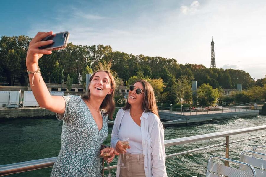 Paris: Seine River Cruise with Champagne from Eiffel Tower - From the Eiffel Tower to Les Invalides