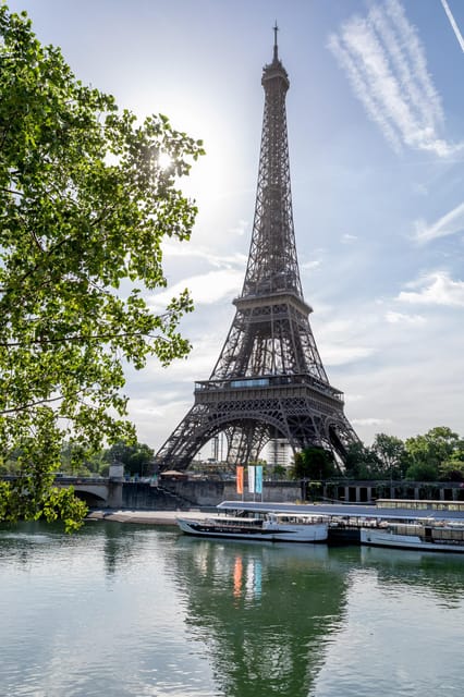 Paris: Seine River Cruise with Champagne from Eiffel Tower - Île de la Cité and Notre Dame