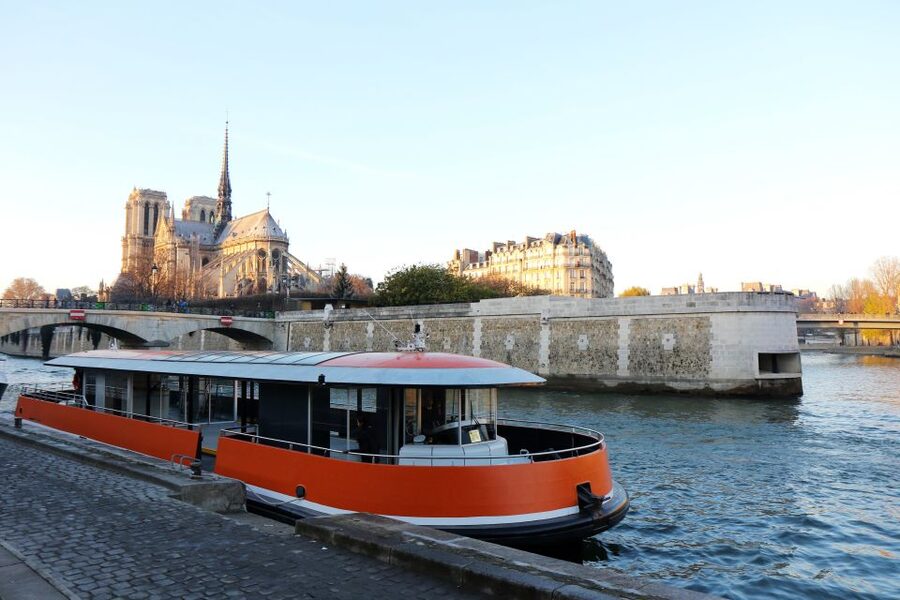 Paris: Seine River Panoramic Cruise - Using the audioguide without losing the view