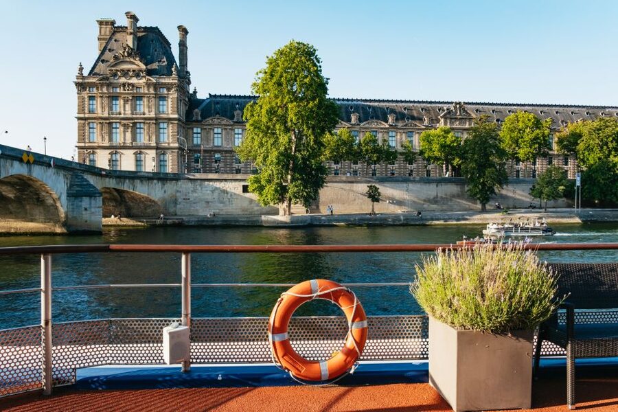 Paris: Seine River Panoramic Views Dinner Cruise - The three-course meal and what the $64 price covers