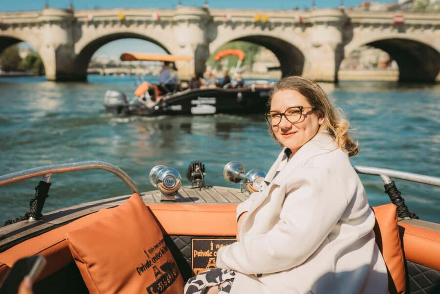 Paris: Seine River Private Cruise - Boats, group size, and comfort