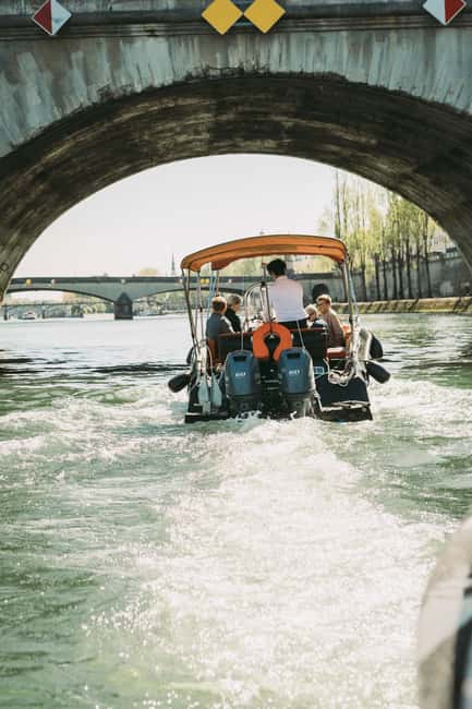 Paris: Seine River Private Cruise - Food, drinks, music, and photos
