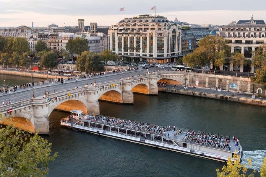Paris: Seine River Sightseeing Cruise by Bateaux Mouches - Conciergerie and the historic island